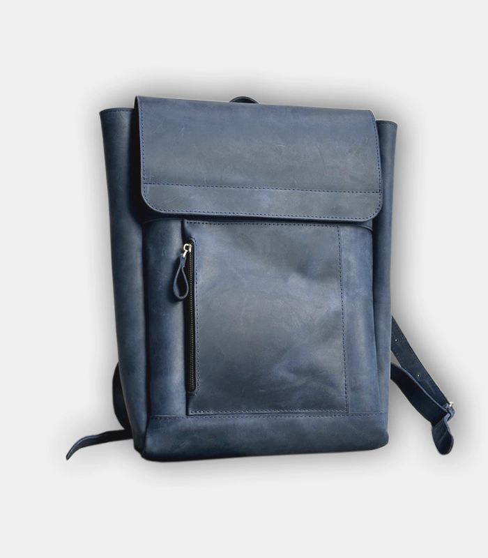 Універсальний шкіряний рюкзак, який ідеально підійде як до класичного стилю, так і до кежуал чи спортивного одягу. Рюкзак для ноутбука стане відмінним подарунком як для себе так і для близької людини. Рюкзак унісекс, залежно від кольору підійде для чоловіка і для жінки.