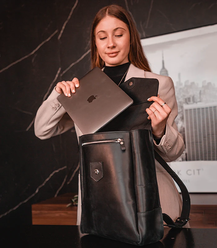 chornij akuratnij zhinochij ryukzak Neat z kompaktnim viddilennyam dlya ultrabuka Apple Macbook-i telefoniv IPhone zi shkiri flotar-crazy horce magazyn-plazabag