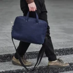 Трендова шкіряна мінімалістична сумка для ноутбука зі зручним довгим ременем та кишенями для зарядного пристрою, аксесуарів та документів