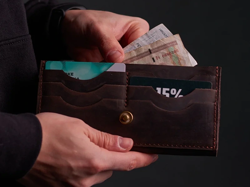 Класичний жіночий гаманець Simple для грошей і карток Класичний жіночий гаманець Simple для безпечного зберігання документів, пластикових карток та грошей виготовлений з натуральної шкіри в коричневому кольорі