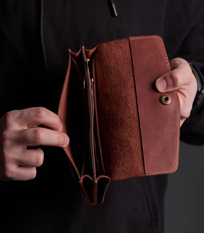 Жіночий гаманець хендмейд зі зручними віділеннями Стильний жіночий гаманець з великими зручними відділеннями для грошей і карток виготовлений хендмейд з преміум шкіри crazy horce в кольорі коньяк