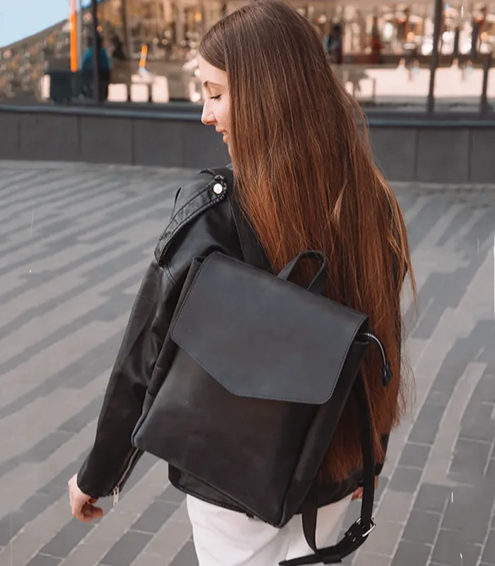 hendmejd-ryukzak-z-originalnim-minimalistichnim-dizajnom-dlya-elegantnih-zhinok-z-regulovanimi-ruchkami-lyamkami-dlya-komfortnogo-nosinnya-magazin-plazabeg