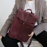 Бордовий функціональний шкіряний рюкзак з популярним мінімалістичним дизайном від надійного виробника виготовляється хендмейд