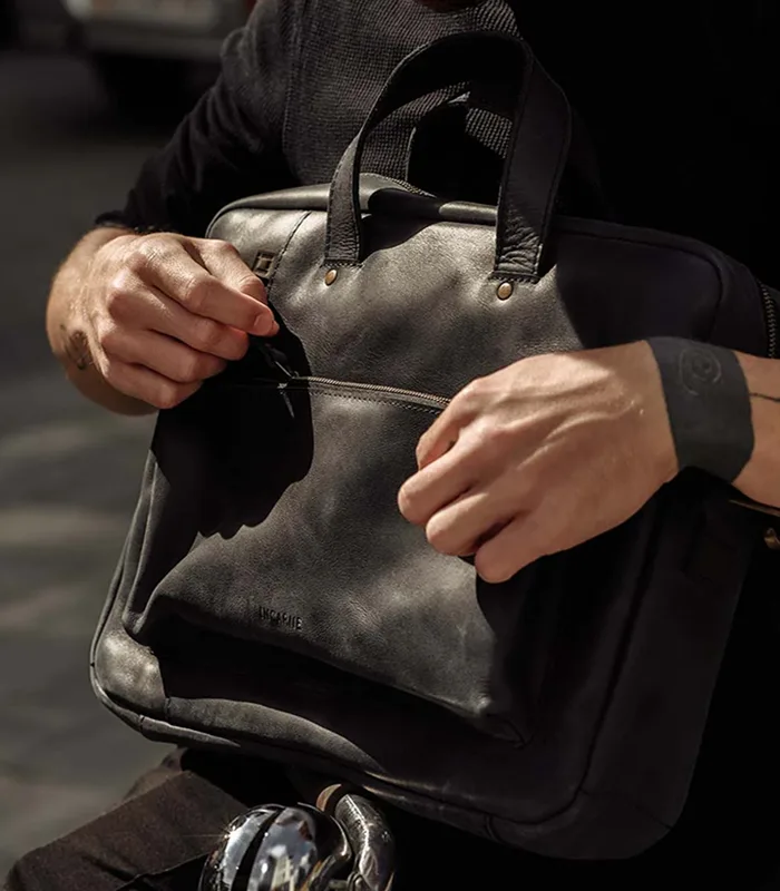 Сумка шкіряна чорного кольору для ноутбука з великими кишенями для аксесуарів виготовлена хендмейд зі шкіри crazy horce