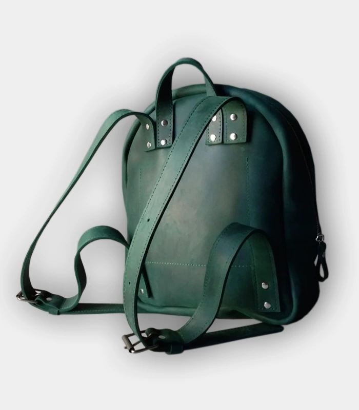 Елегантний зелений рюкзак компактних розмірів Зручний та легкий шкіряний рюкзак для стильних молодих жінок зроблений хендмейд з регульованими лямками та надійною металевою фурнітурою на кожен день
