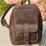 Стильний та вишуканий компактний шкіряний рюкзак Mini коричневого кольору з якісної екологічної сировини хендмейд в класичному елегантному стилі