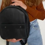 Елегантний та комфортний жіночий рюкзак Compact для повсякденного носіння на роботу в офіс, для невеликого багажу в подорож зроблений хендмейд зі шкіри