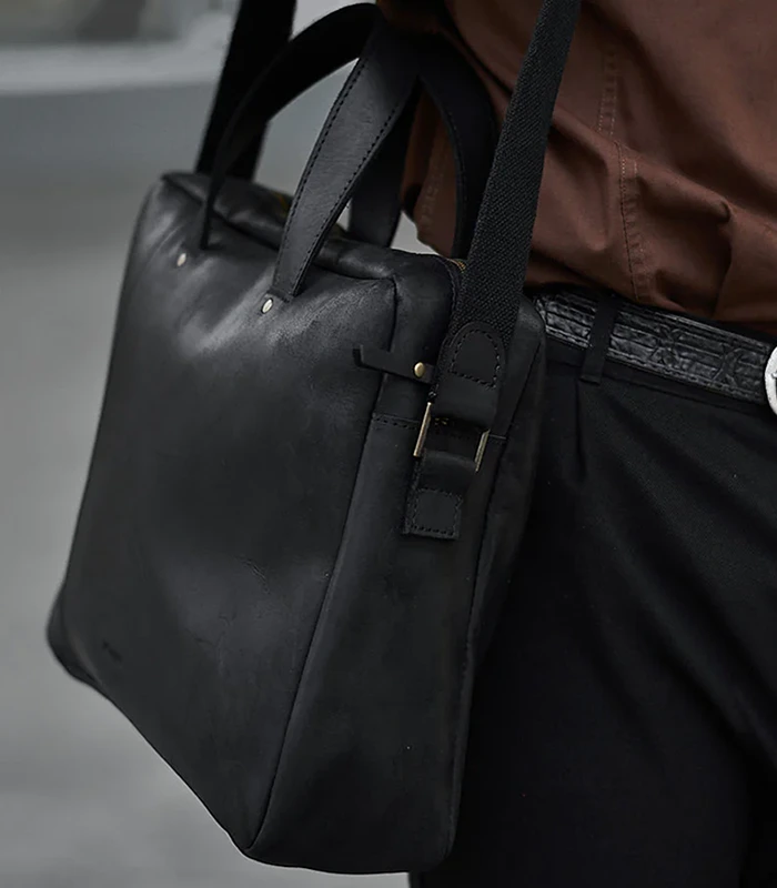 Хендмейд сумка для ноутбука в класичному стилі для щоденного використання з надійним ременем на плече і якісними ручками та металевою фурнітурою