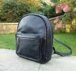 Функціональний рюкзак з якісної натуральної шкіри для ділових жінок виготовлений під замовлення в ексклюзивному дизайнерському стилі зі зручними лямками