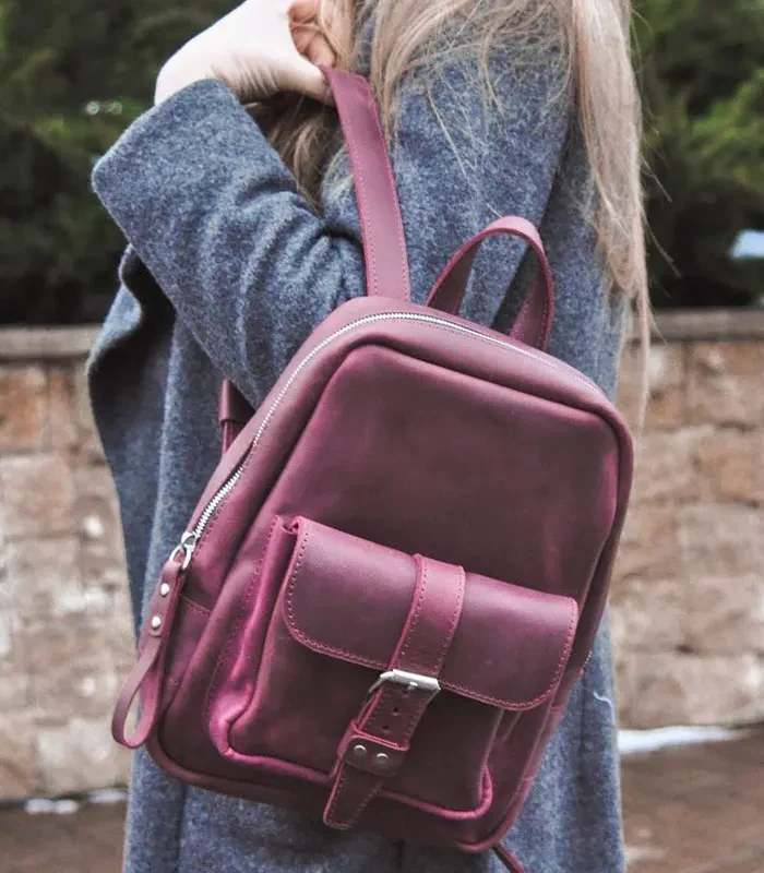 Бордовий шкіряний рюкзак для активної жінки з компактною кишенею для пристроїв, документів та косметики зроблений хендмейд зі шкіри flotar або crazy horce під замовлення