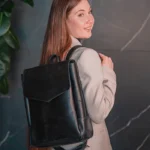 modnij-ta-suchasnij-ryukzak-v-klasichnomu-elegantnomu-stili-dlya-molodoyi-zhinki-z-viddilennyam-dlya-plansheta-telefona-kosmetiki-ta-aksesuariv-magazin-plazabag