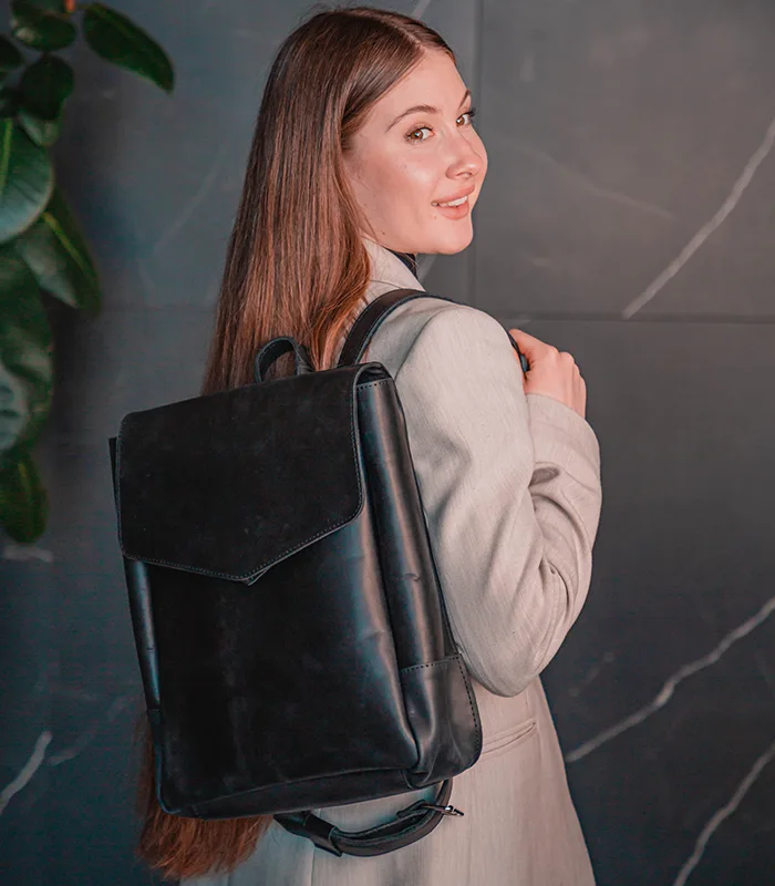 modnij-ta-suchasnij-ryukzak-v-klasichnomu-elegantnomu-stili-dlya-molodoyi-zhinki-z-viddilennyam-dlya-plansheta-telefona-kosmetiki-ta-aksesuariv-magazin-plazabag