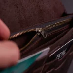 Гаманець в класичному універсальному стилі зі зручним замком-блискавкою та надійними зручними кишенями для грошей і документів