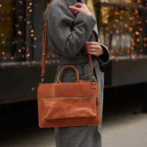 Модний та стильний жіночий шкіряний чохол для зберігання ноутбука Apple Mackbok з брендовим тисненням логотипу на шкірі