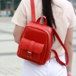 Яскравий та унікальний жіночий рюкзак невеликого розміру з натуральної шкіри червоного кольору з компактним основним відділенням для пристроїв та косметики