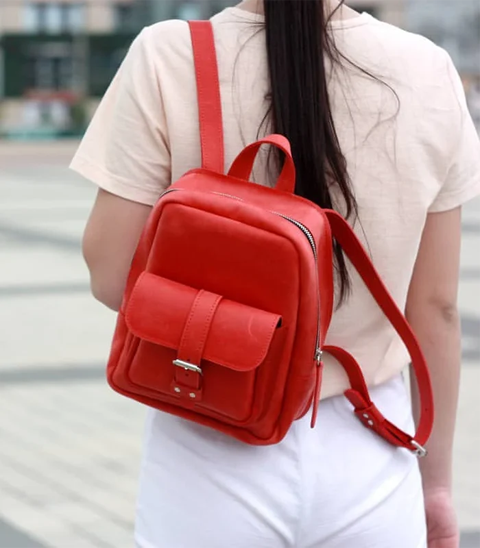Яскравий та унікальний жіночий рюкзак невеликого розміру з натуральної шкіри червоного кольору з компактним основним відділенням для пристроїв та косметики