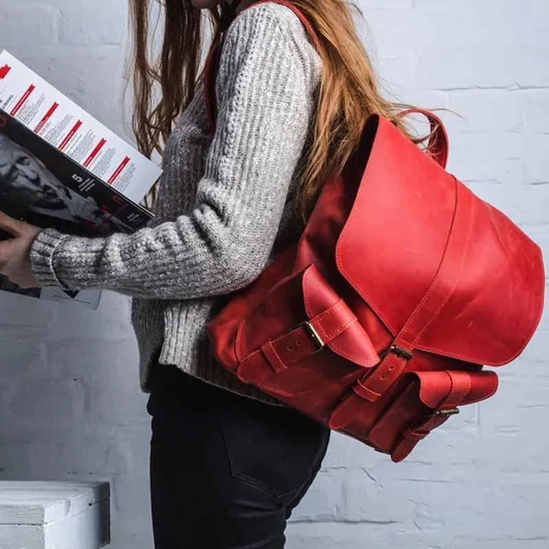 Популярний та модний шкіряний рюкзак з трендовим сучасним дизайном для стильних жінок та чоловіків на роботу, навчання або для багажу в подорож