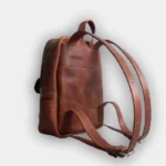 Жіночий рюкзак малого розміру зроблений хендмейд зі шкіри кольору коньяк для щоденного носіння зі зручними ручками-лямками