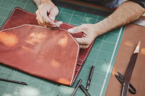 Виготовлення шкіряних сумок з якісною фурнітурою, пошив рюкзаків, портфелів та модних чохлів для індивідуальних та корпоративних замовлень