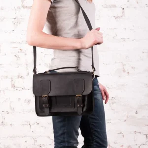 shkiryana-sumka-dlya-zhinok-slever-zi-znimnim-plechovim-remnem-zaoshadzhujte-dlya-gimnastiki-eksklyuzivnij-ruchnij-robot-firmi-plazabag