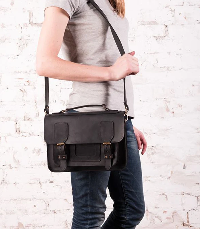 shkiryana-sumka-dlya-zhinok-slever-zi-znimnim-plechovim-remnem-zaoshadzhujte-dlya-gimnastiki-eksklyuzivnij-ruchnij-robot-firmi-plazabag