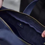 Стильна синя сумка в мінімалістичному стилі без пікладки для захисту ноутбука в подорожі, на роботі в офісі або навчанні з надійними кишенями і ручками