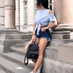 Невеликий шкіряний рюкзак для молодих сексуальних жінок з якісної натуральної шкіри для навчання роботи або зберігання багажу в подорожі з надійною кишенею