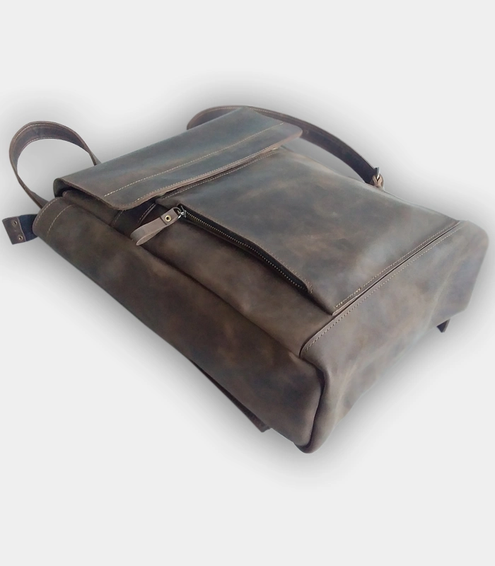 Універсальний шкіряний рюкзак коричневого кольору з регульованими лямками та великою кишенею на замку для повсякденного використання