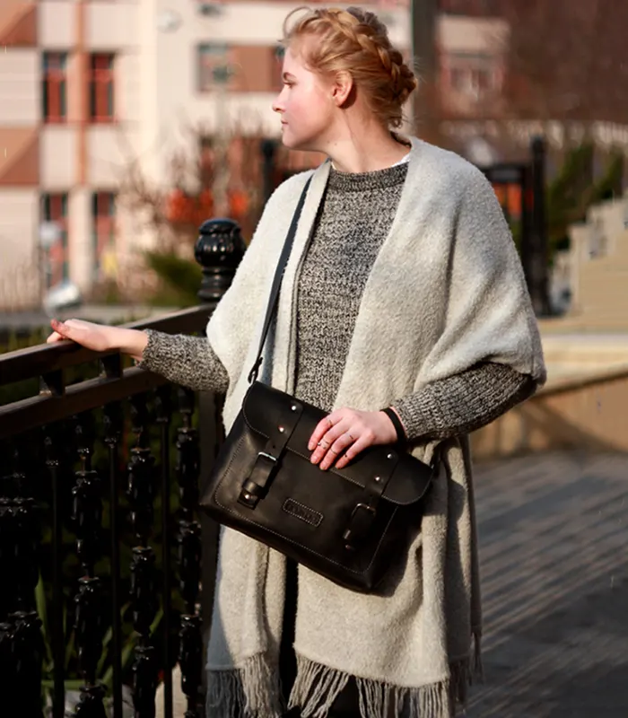 universalna-zhinocha-sumka-strong-dlya-roboti-i-vidpochinku-stilna-asimetrichna-forma-z-metalevoyu-furnituroyu-baza-plazabag