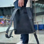 Зручний універсальний шкіряний рюкзак для молодих людей, тінейджерів, підлітків та студентів в зручному сучасному стилі з відділенням для ультрабука, планшета та кишенею для телефона і цінних речей